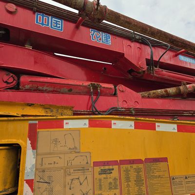 Pompes à châssis Sinotruk avec cabine climatisée et système de direction hydraulique