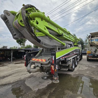 Pneus et camions-pompes réaménagés pour châssis de camions-pompes blancs en mode levage avant