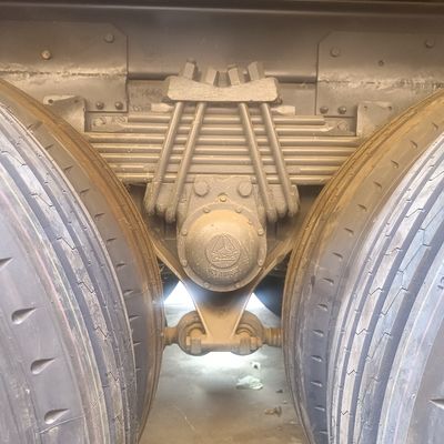 Capacité de charge de 21 à 30 tonnes Truck de décharge HOWO lourd avec pneus et système électrique