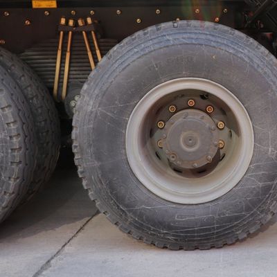 Conception de pneus sans tuyau Sinotruk HOWO 8X4 camion à remontage pour le Nigéria Afrique Manufacturers