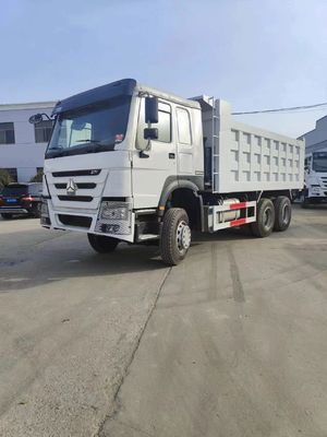 8.5x2.6x3.6m Truck à décharges lourds avec châssis Sinotruk Durable capacité du moteur 4-6L