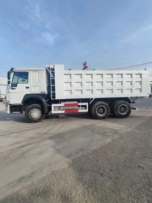 8.5x2.6x3.6m Truck à décharges lourds avec châssis Sinotruk Durable capacité du moteur 4-6L