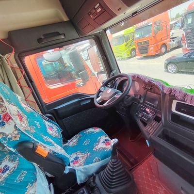 Sinotruk Used Second Hand HOWO Truck de transport de marchandises lourds CNG 6X4 Truck à tracteur