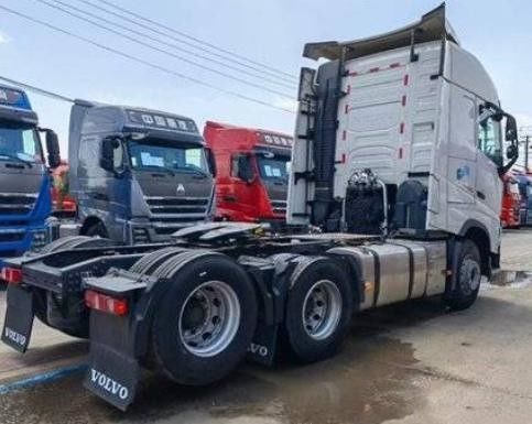 Volvo prime s Tracteur d'occasion Amélioré à 460 ch 6X2r National V avec direction hydraulique