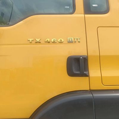 C' est un camion de décharge en excellent état avec une boîte de chargement en acier au carbone.