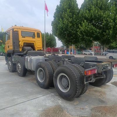 C' est un camion de décharge en excellent état avec une boîte de chargement en acier au carbone.