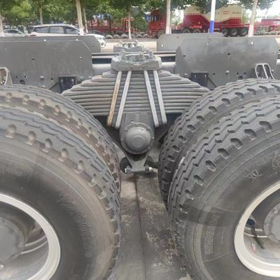C' est un camion de décharge en excellent état avec une boîte de chargement en acier au carbone.