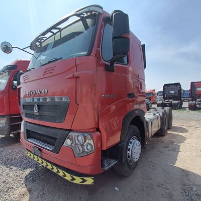 Modèle de camion rouge HOWO T7h 440 destiné au transport de marchandises lourdes dans une semi-remorque traction