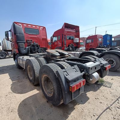 Modèle de camion rouge HOWO T7h 440 destiné au transport de marchandises lourdes dans une semi-remorque traction