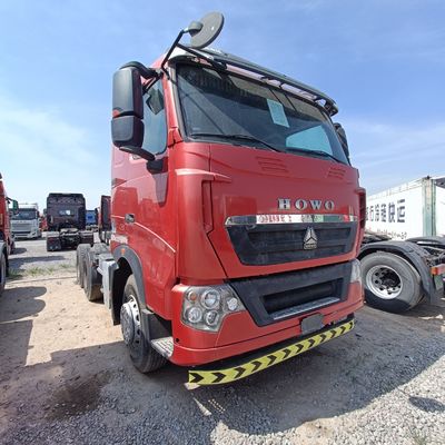 Modèle de camion rouge HOWO T7h 440 destiné au transport de marchandises lourdes dans une semi-remorque traction