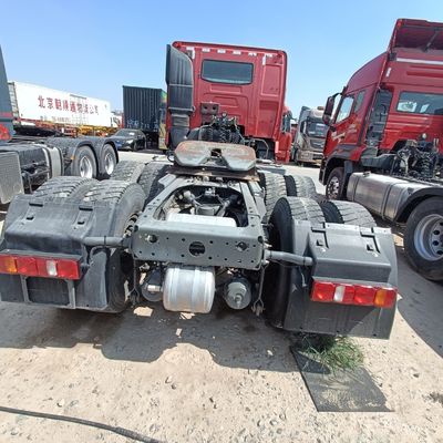 Modèle de camion rouge HOWO T7h 440 destiné au transport de marchandises lourdes dans une semi-remorque traction