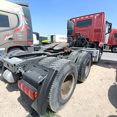 Modèle de camion rouge HOWO T7h 440 destiné au transport de marchandises lourdes dans une semi-remorque traction