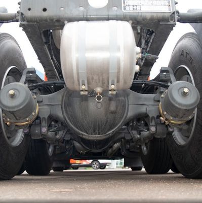 Camion-tracteur avancé de 31 à 40 tonnes de capacité de charge avec suspension aérienne du siège et réservoir de carburant de 1000 litres