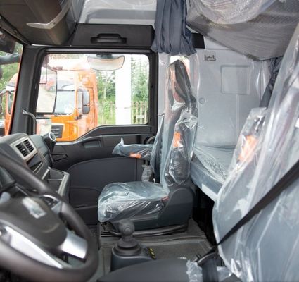 Le siège à suspension pneumatique et le réservoir de carburant de 600 litres sont une combinaison parfaite pour remorquer une semi-remorque.