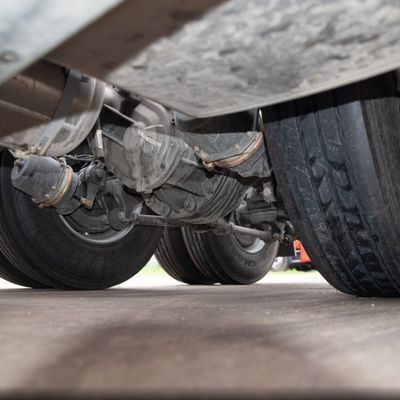 Le siège à suspension pneumatique et le réservoir de carburant de 600 litres sont une combinaison parfaite pour remorquer une semi-remorque.