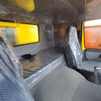 Dépôt industriel avec camionnettes à roues lourdes 6X4 Sinotruck et direction hydraulique