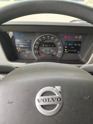 Une remorque de tracteur lourd Shacman personnalisée avec réservoir de carburant de 1000 litres et certifiée ISO