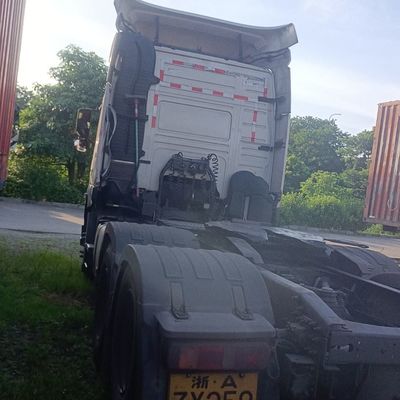 Une remorque de tracteur lourd Shacman personnalisée avec réservoir de carburant de 1000 litres et certifiée ISO
