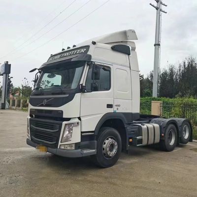 Une remorque de tracteur lourd Shacman personnalisée avec réservoir de carburant de 1000 litres et certifiée ISO