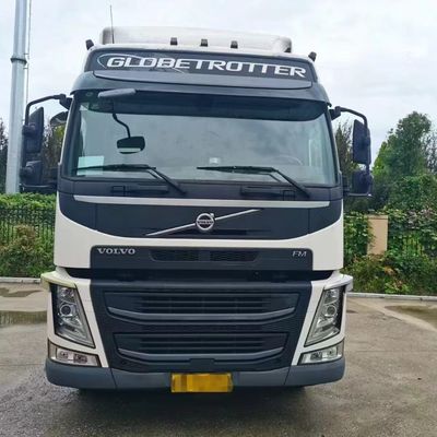 Le remorquage des véhicules lourds facilité grâce au puissant Volvo Tractor Truck et au siège en suspension pneumatique