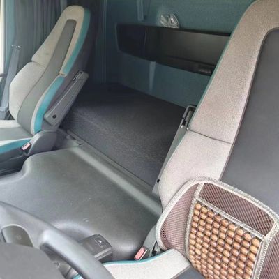 Le remorquage des véhicules lourds facilité grâce au puissant Volvo Tractor Truck et au siège en suspension pneumatique