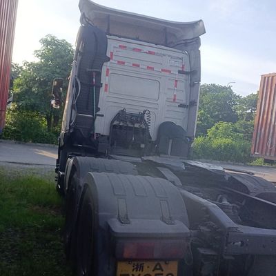 Le remorquage des véhicules lourds facilité grâce au puissant Volvo Tractor Truck et au siège en suspension pneumatique