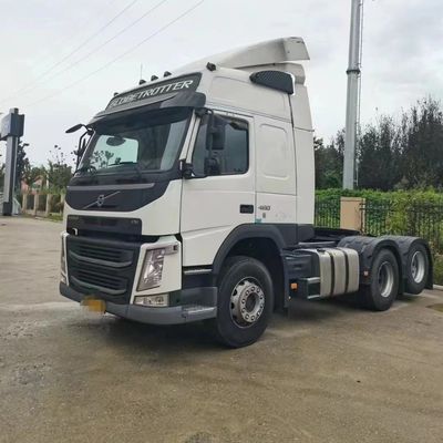 Le remorquage des véhicules lourds facilité grâce au puissant Volvo Tractor Truck et au siège en suspension pneumatique