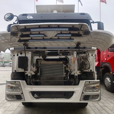 Mode de levage avant HOWO Camion-déchargeur avec pneus certifiés ECE et direction hydraulique