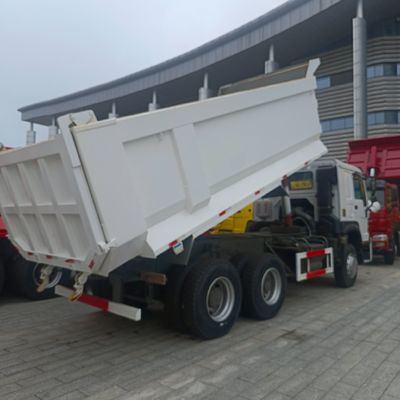 Mode de levage avant HOWO Camion-déchargeur avec pneus certifiés ECE et direction hydraulique