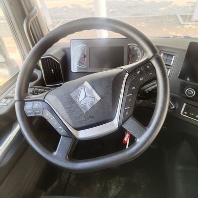Camion de béton avec une boîte de chargement en acier au carbone durable