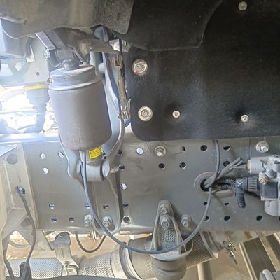 Camion de béton avec une boîte de chargement en acier au carbone durable