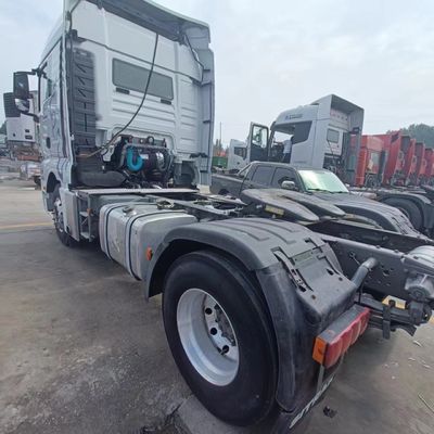 Camion de 540 chevaux avec réservoir de carburant de 1000 litres et fonctionnalité de remorquage lourd