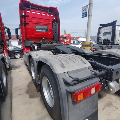 Base de camionnettes à décharge de type élévateur avant avec châssis et pneus Sinotruk Capacité de charge 21-30 t