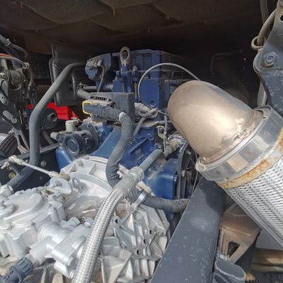 Base de camionnettes à décharge de type élévateur avant avec châssis et pneus Sinotruk Capacité de charge 21-30 t