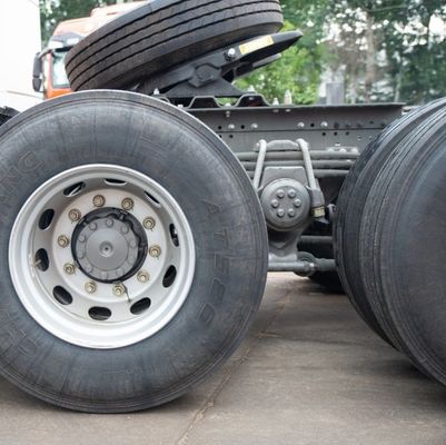 Camion à remorque lourde avec siège du conducteur en suspension pneumatique et dimensions 6,8x2,5x3,8m