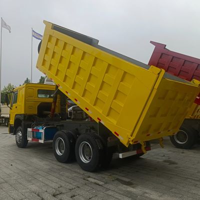 Poids lourd HOWO camion de transport diesel à décharge automatique 4-6L capacité du moteur et coût de transport