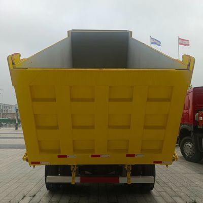 Poids lourd HOWO camion de transport diesel à décharge automatique 4-6L capacité du moteur et coût de transport