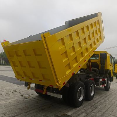 Poids lourd HOWO camion de transport diesel à décharge automatique 4-6L capacité du moteur et coût de transport