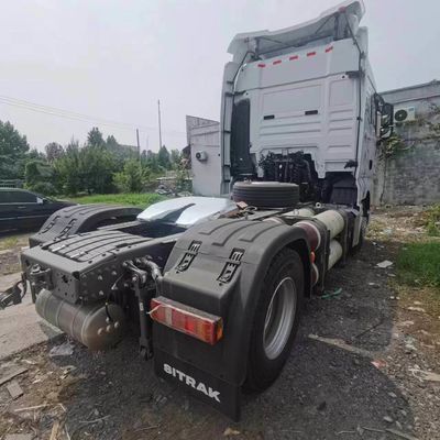 Siège à suspension pneumatique et réservoir de carburant de 600L Sinotruck Truck tracteur pour remorquer une semi-remorque