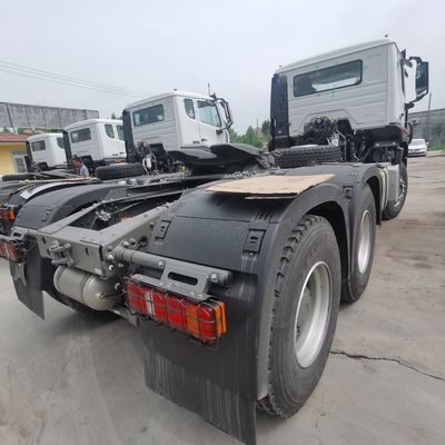 6×4 roue motrice Sinotruk Tracteur lourd avec siège à suspension pneumatique et réservoir de carburant de 600L