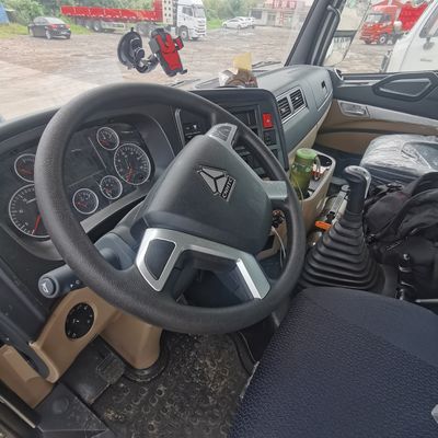 Véhicule de traction de semi-remorques spacieux et lourds