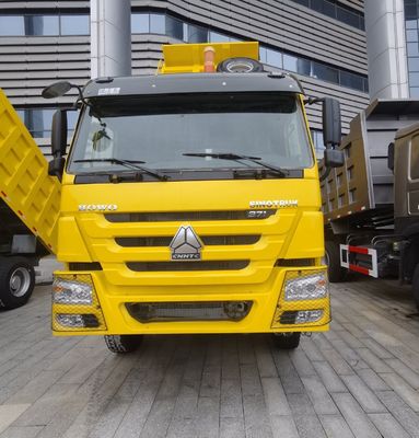 Une tête de camion à prix abordable avec réservoir de carburant de 1000 litres et siège à suspension pneumatique.