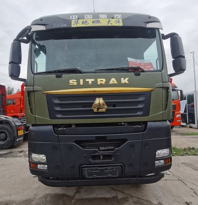 Un puissant moteur de 480 chevaux et un camion tracteur à réservoir de carburant de 1000 litres pour les besoins de remorquage
