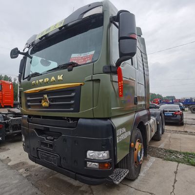 Un puissant moteur de 480 chevaux et un camion tracteur à réservoir de carburant de 1000 litres pour les besoins de remorquage
