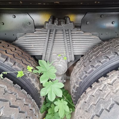 Capacité de chargement de 30 tonnes Sinotruck camion-déchargeuse usagé avec pneus et délai de livraison estimé