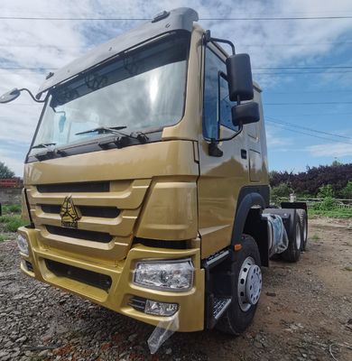 Un camion-tracteur HOWO avec réservoir de carburant de 1000 litres et siège confortable