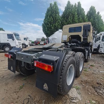 Un camion-tracteur HOWO avec réservoir de carburant de 1000 litres et siège confortable