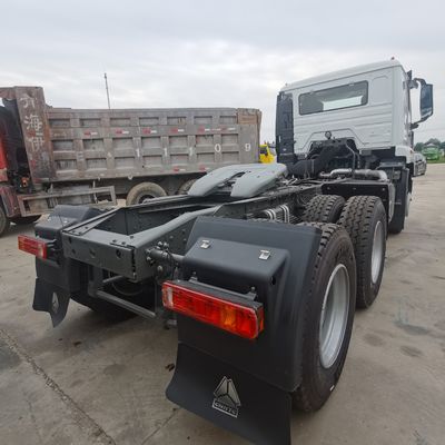 Camion tracteur HOWO utilisé pour le remorquage 6800*2500*3200 Dimensions et capacité du moteur &gt; 8L