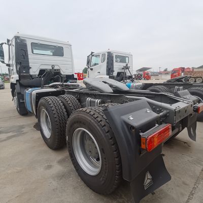 Camion tracteur HOWO utilisé pour le remorquage 6800*2500*3200 Dimensions et capacité du moteur &gt; 8L