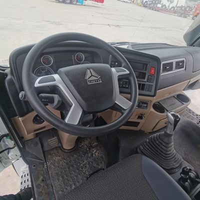 Camion-remorque à chargement en acier au carbone et siège en suspension pneumatique